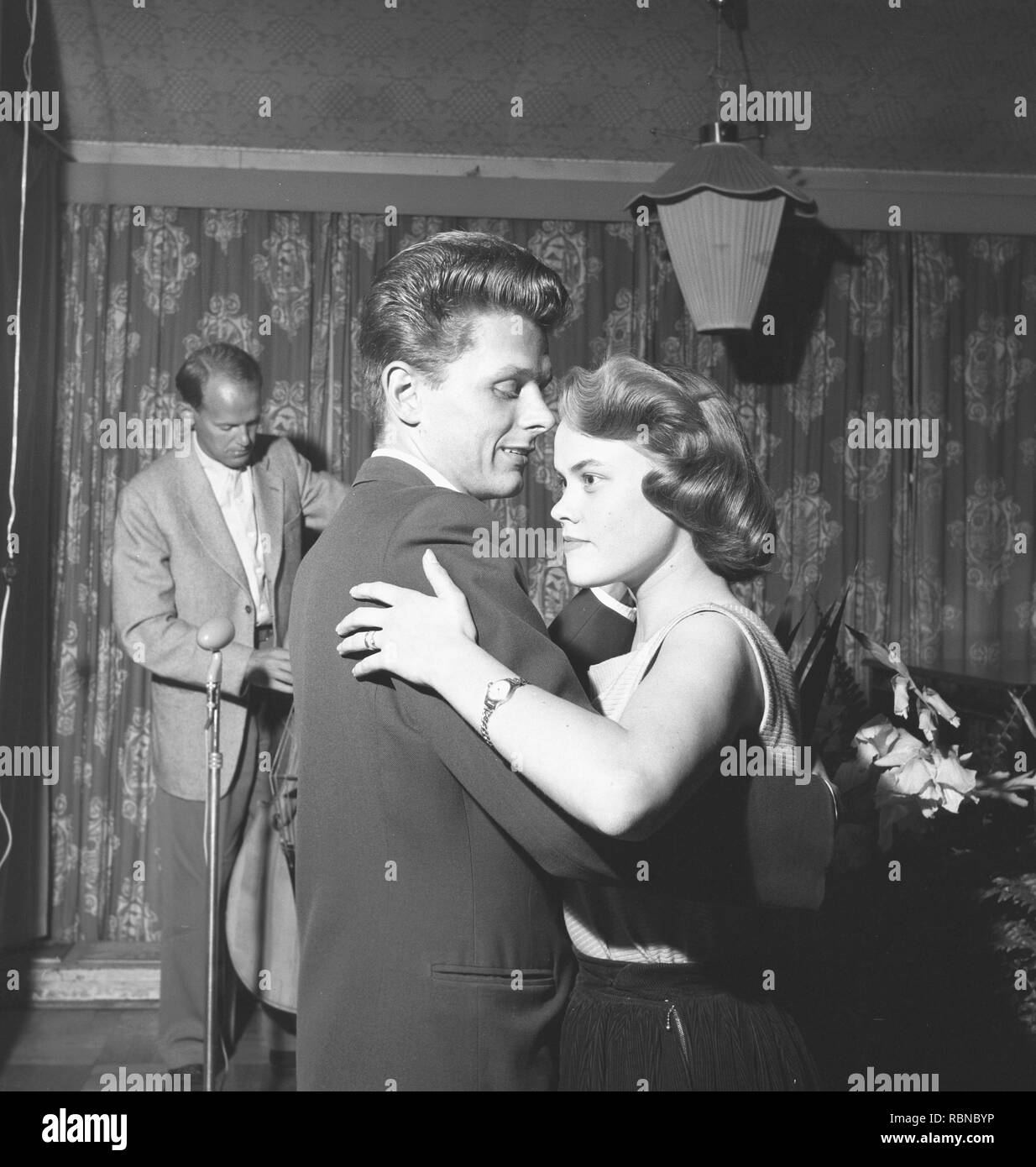 Danser dans les années 50. Un jeune couple est la danse. Suède 1954 Banque D'Images