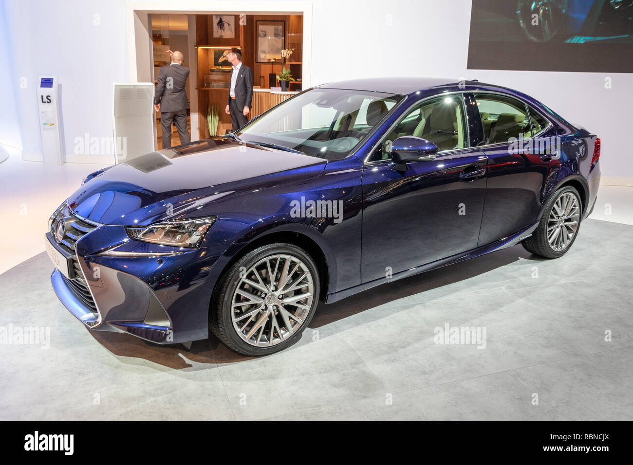 Bruxelles - 10/01/2018 : Lexus IS300h hybride de luxe berline sport en vedette à l'Autosalon Brussels Expo salon de l'automobile. Banque D'Images