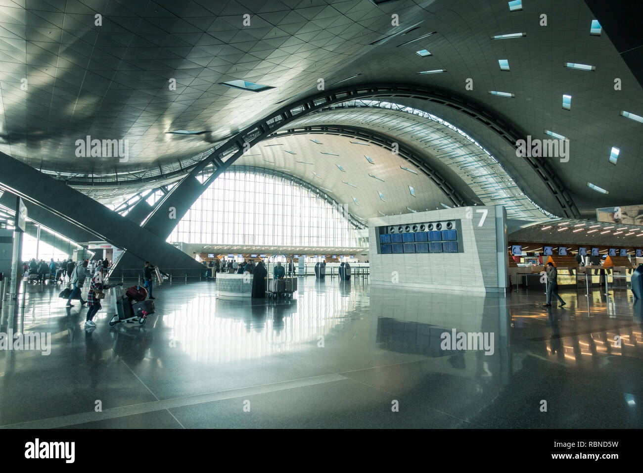 Intérieur de l'aérogare de l'Aéroport International Hamad nouveau à ...