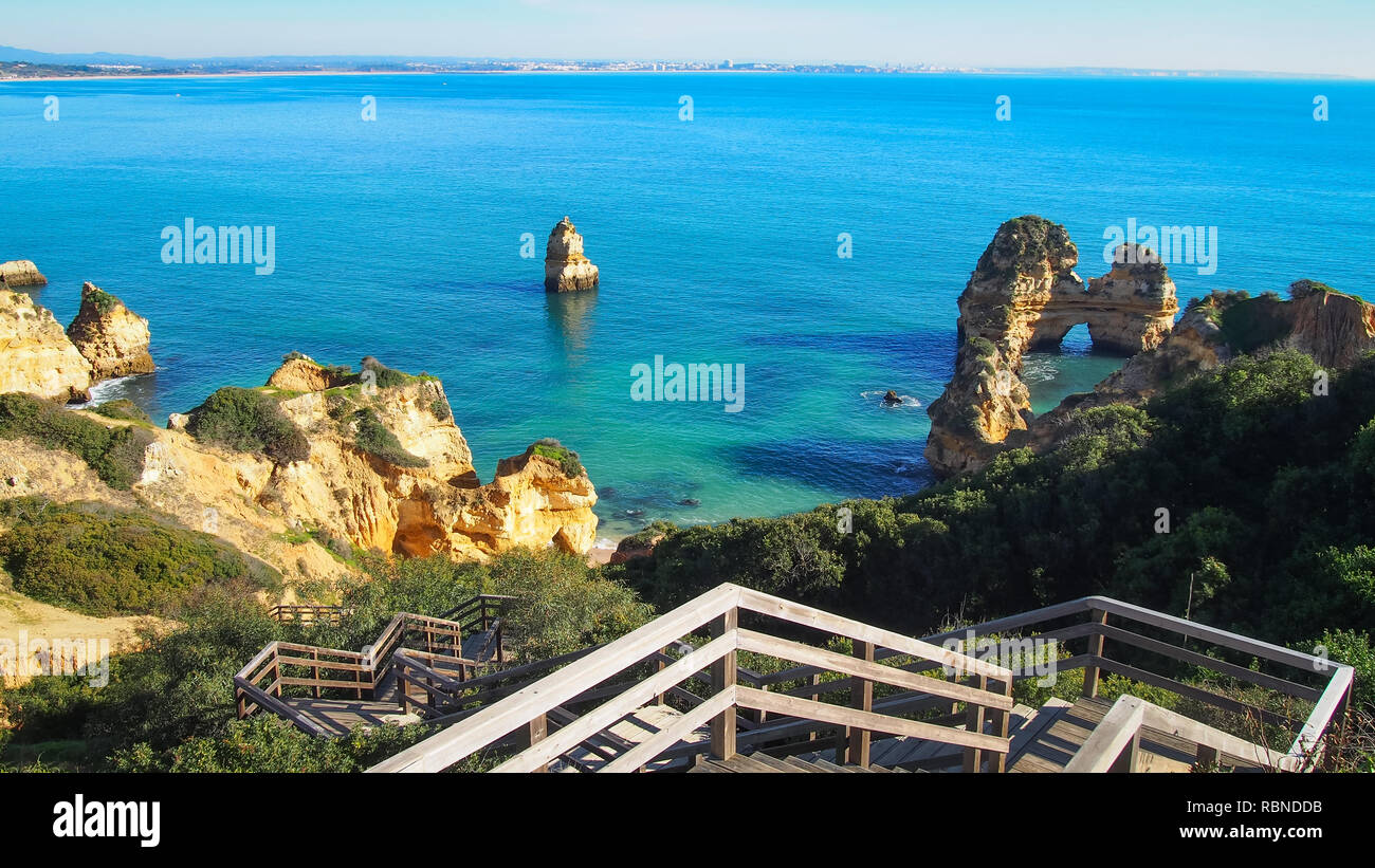 Seascape avec escalier en bois à Praia do Camilo Beach à Lagos, Algarve, Portugal Banque D'Images