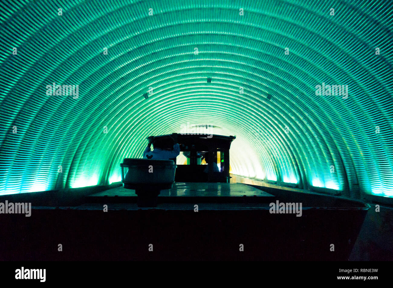 La conduite des trains par le biais d'un tunnel circulaire bleu vert Banque D'Images