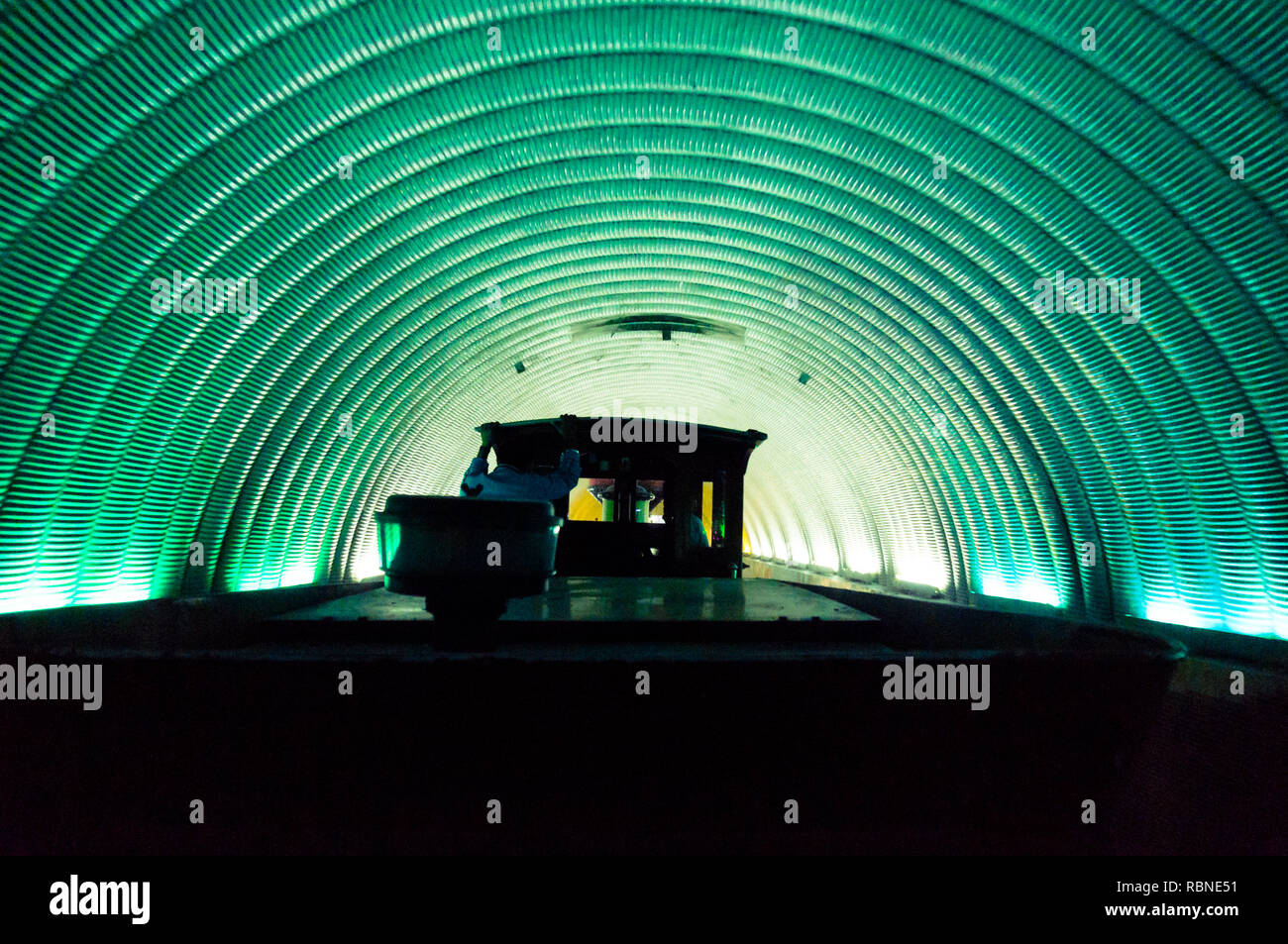 La conduite des trains par le biais d'un tunnel circulaire bleu vert Banque D'Images