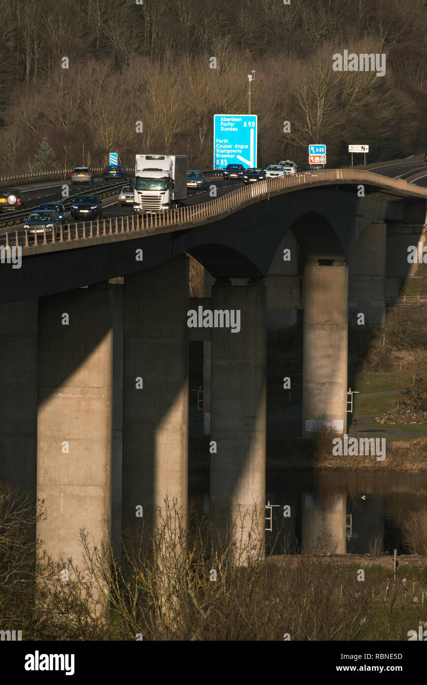 Friarton bridge, qui traverse la rivière Tay à Perth, est un élément majeur du réseau autoroutier en Ecosse Banque D'Images