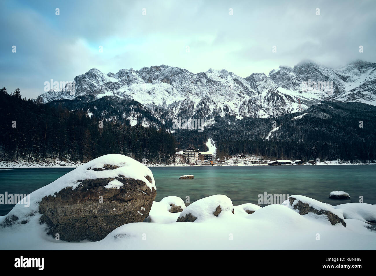 Capture d'hiver le lac enneigé à Eibsee e Alpes bavaroises Banque D'Images
