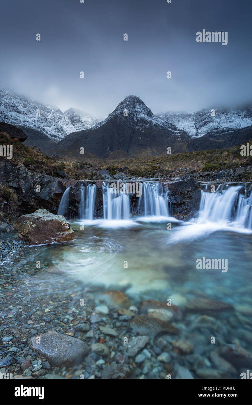 Un Fheadain Sgurr et les Cuillin noires du conte de piscines, Glen cassante, île de Skye, Écosse Banque D'Images