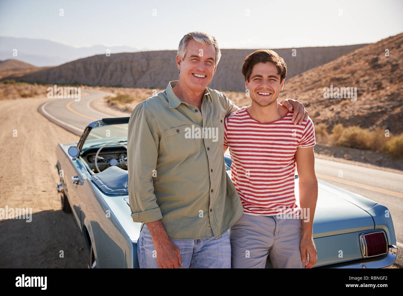 Père et fils adultes on road trip en voiture, Close up Banque D'Images