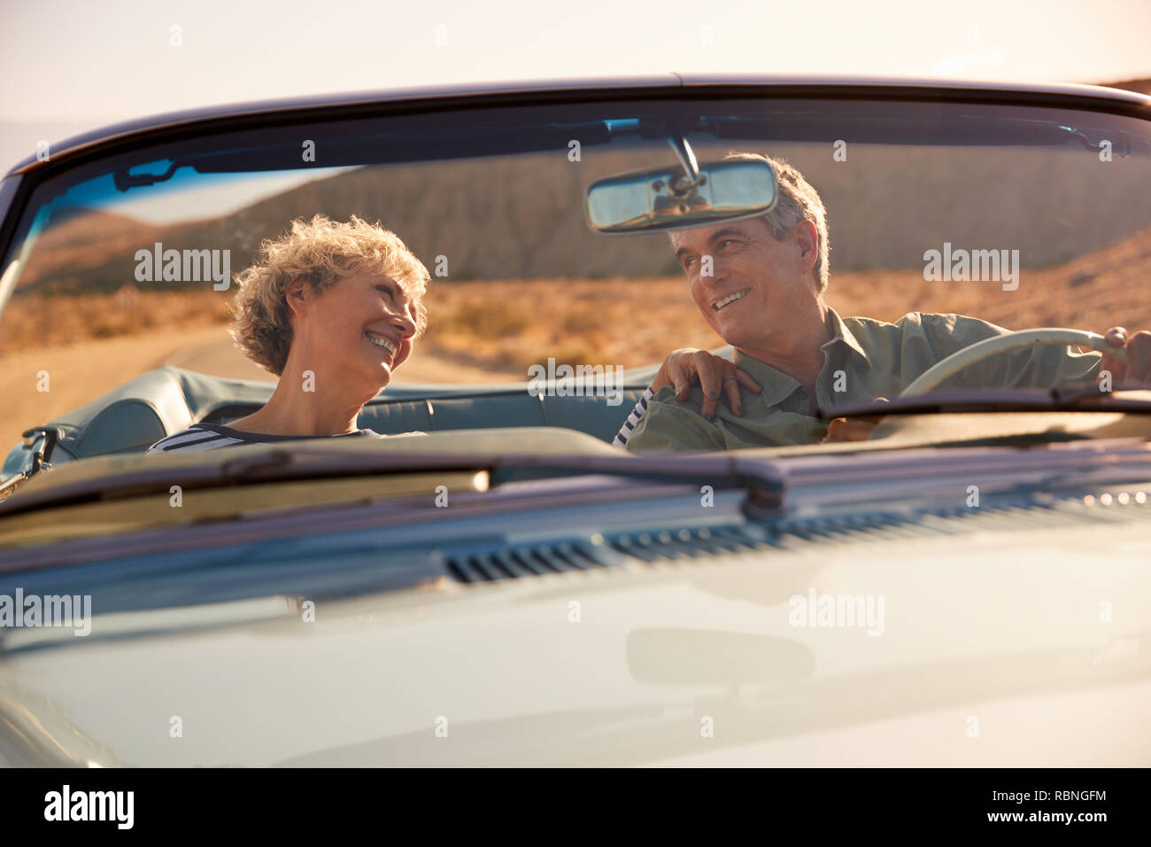 Couple sur un road trip, vu à travers pare-brise de voiture Banque D'Images