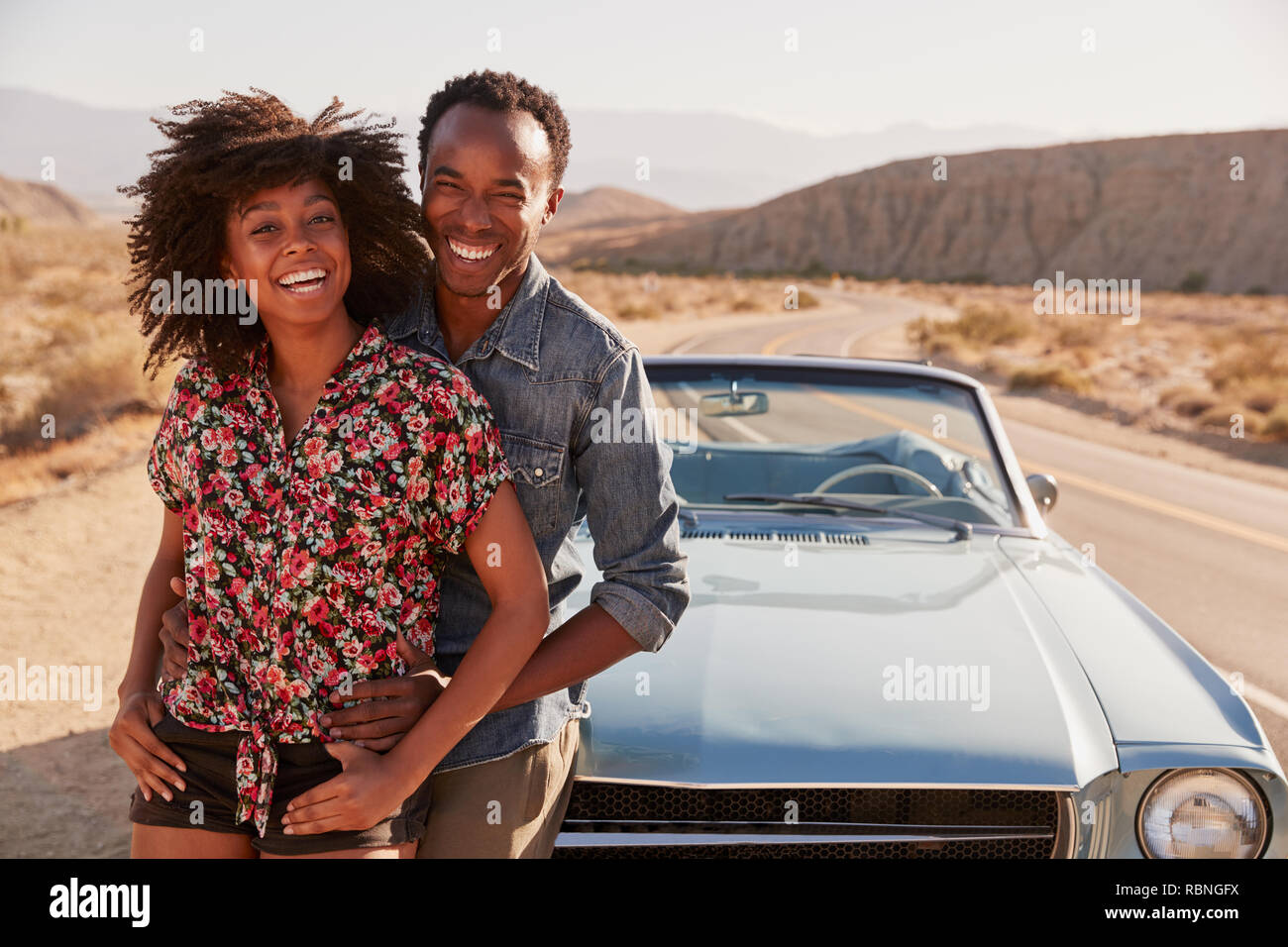 Jeune black couple on road trip ayant une halte routière Banque D'Images