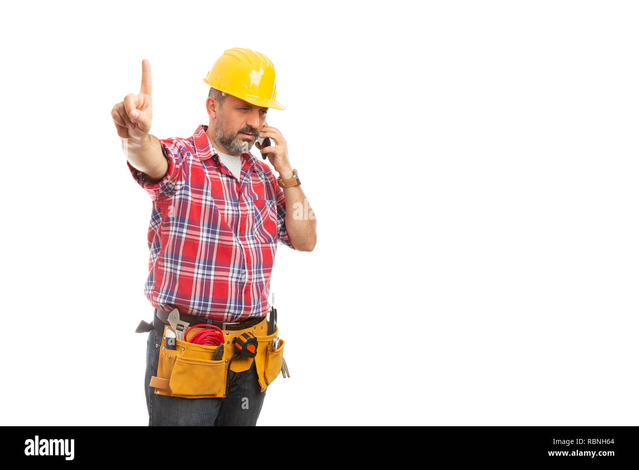 Constructeur occupé à parler au téléphone avec l'index demandé ne pas déranger geste isolé sur fond blanc Banque D'Images