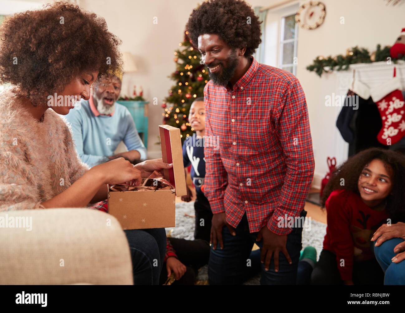 L'échange de cadeaux couple aussi une génération de la famille fêter Noël ensemble, à la maison Banque D'Images