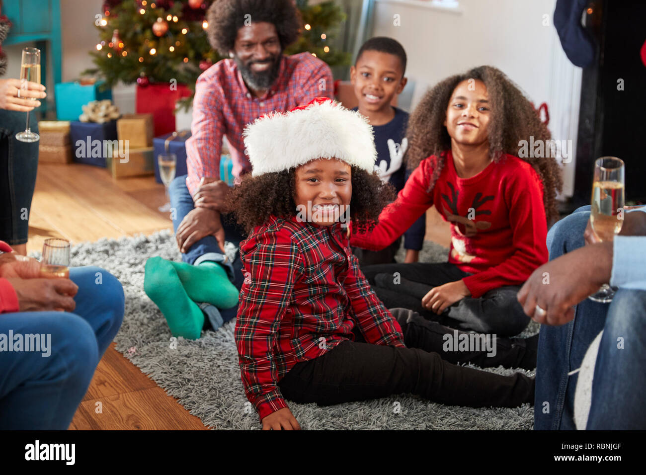 Portrait Of Boy Wearing Santa Hat aussi une génération de la famille fêter Noël ensemble, à la maison Banque D'Images