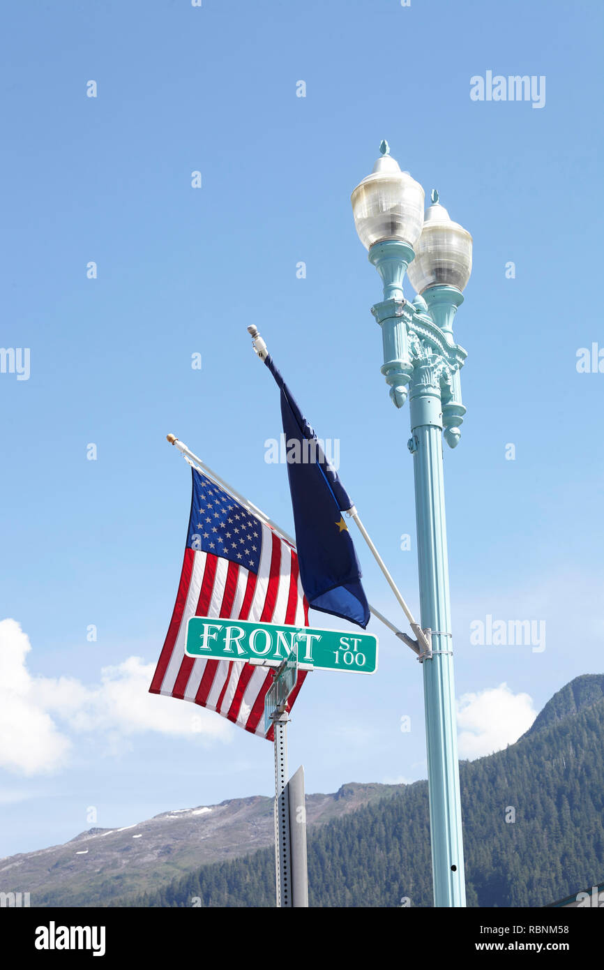 American and European Union drapeaux flottants de Lamp Post Banque D'Images