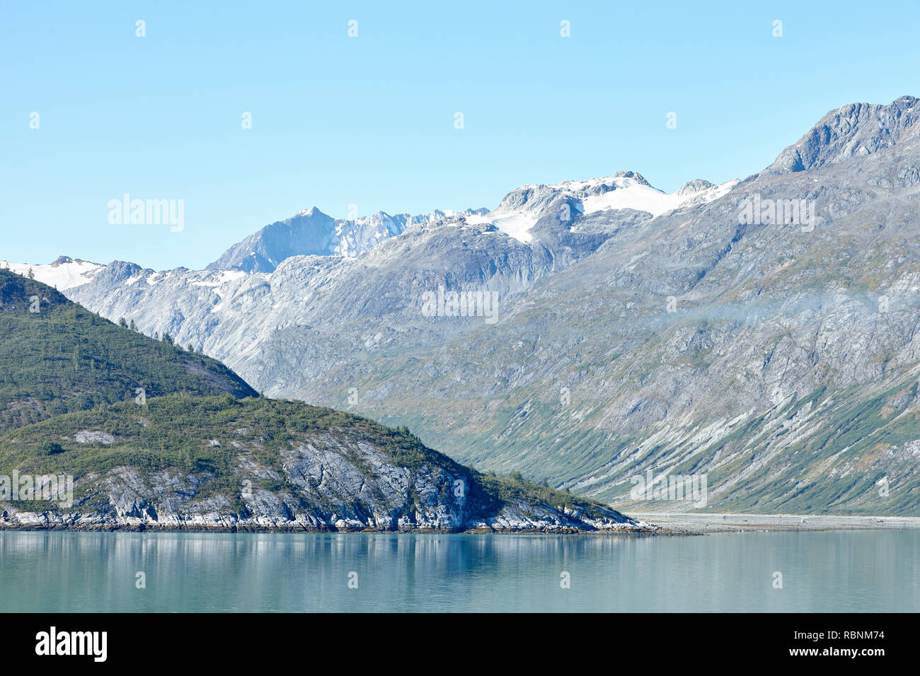 En Alaska Le lac entouré de montagnes et forêts Banque D'Images