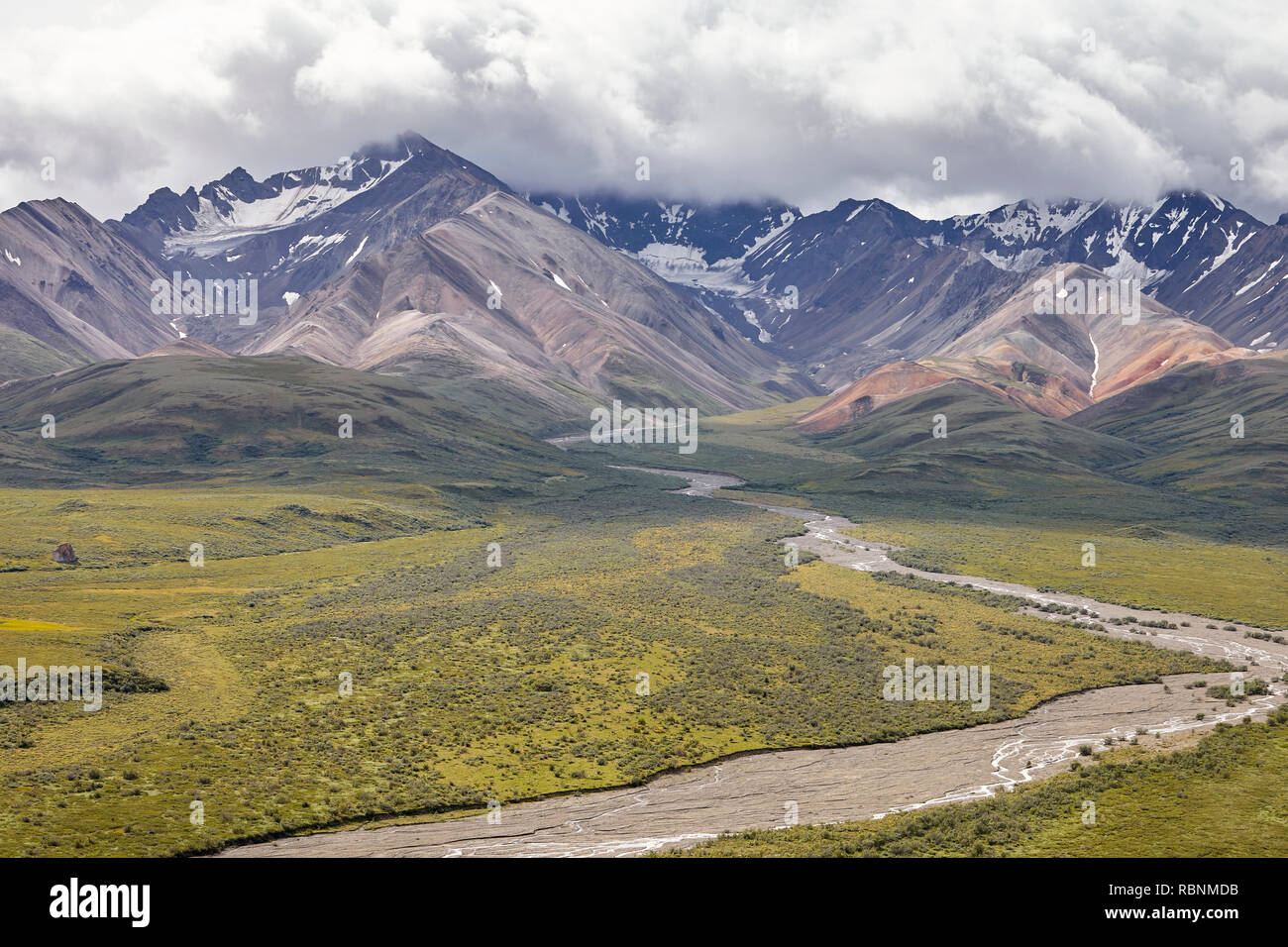Lit de rivière à sec en vallée entre les montagnes en Alaska Banque D'Images
