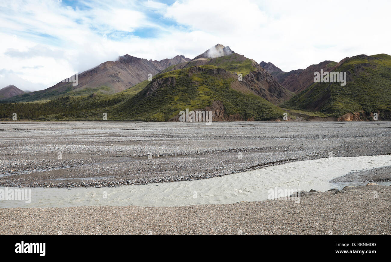 Lit de rivière à sec en vallée entre les montagnes en Alaska Banque D'Images