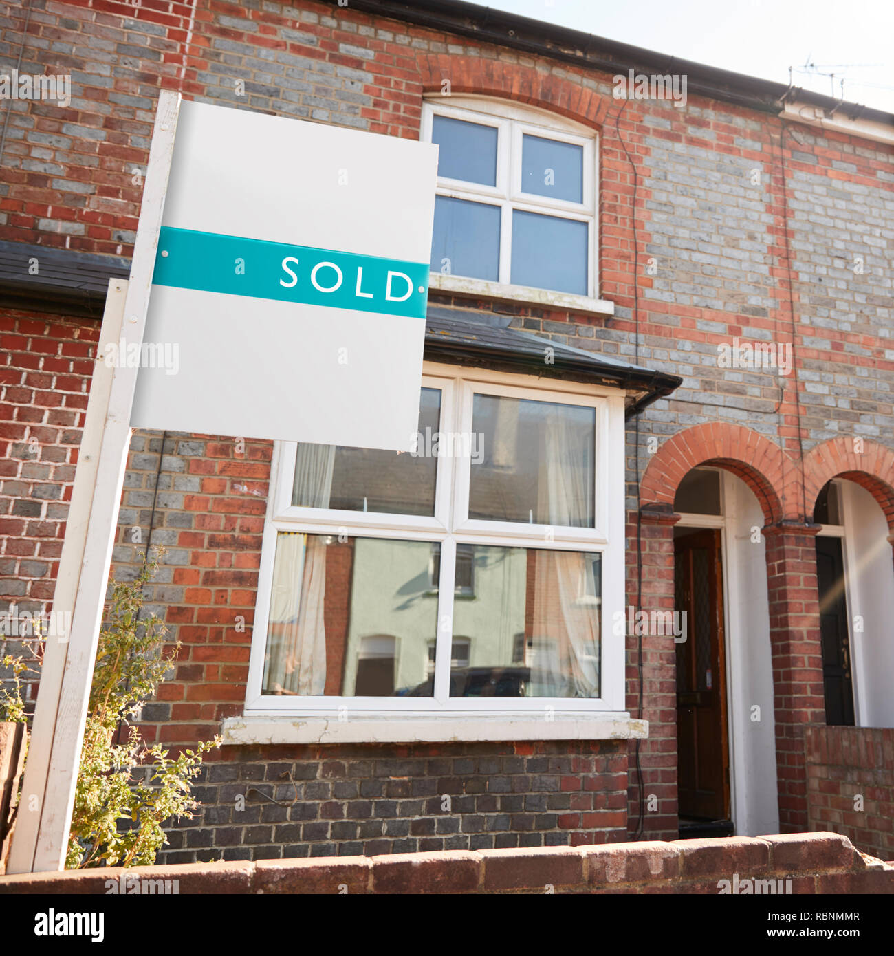 En dehors de l'immobilier vendu Maison mitoyenne Banque D'Images