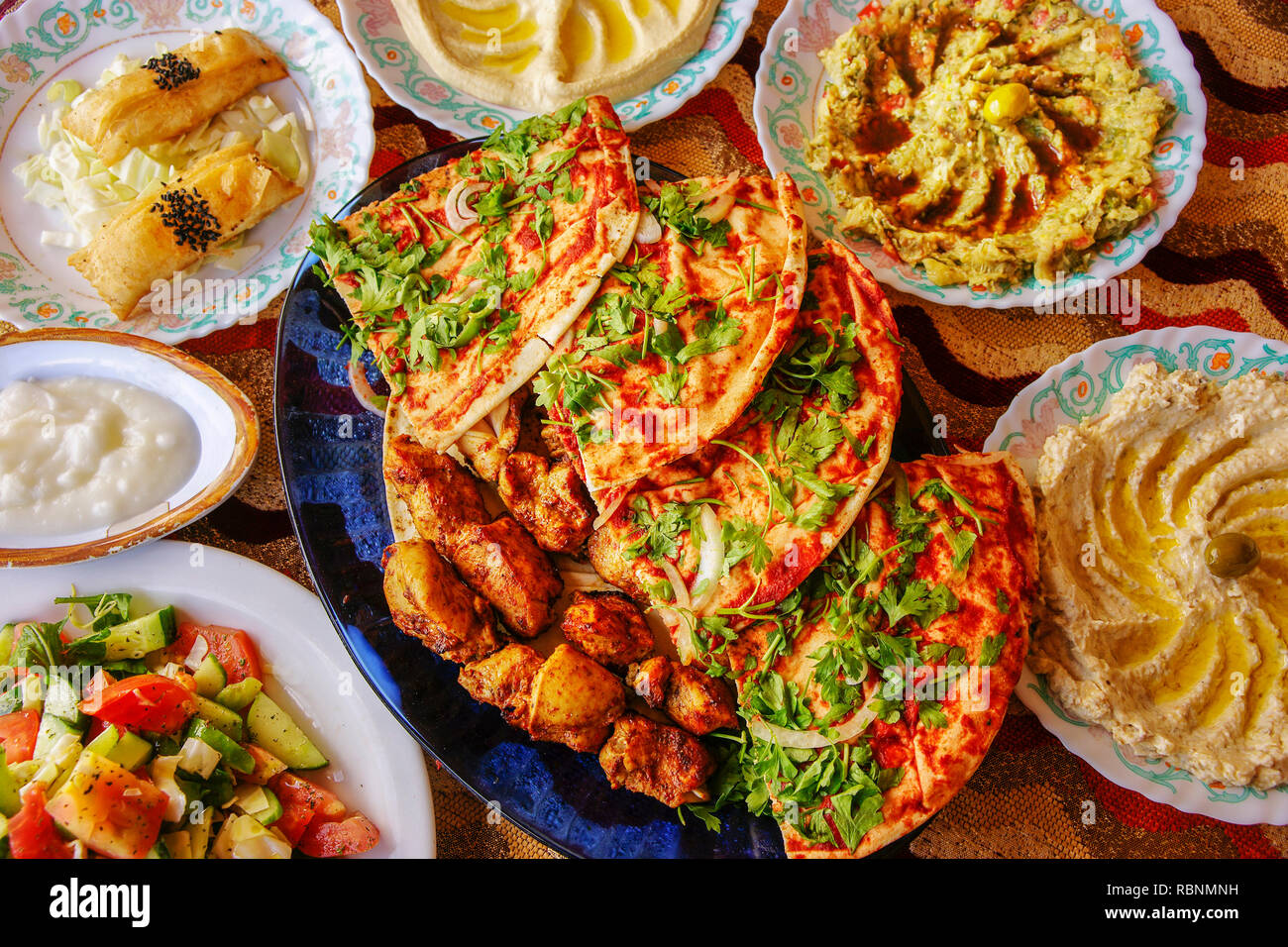 République Arabe de la nourriture. Chiken kebab, hoummos, meze salades. La Syrie, au Moyen-Orient Banque D'Images