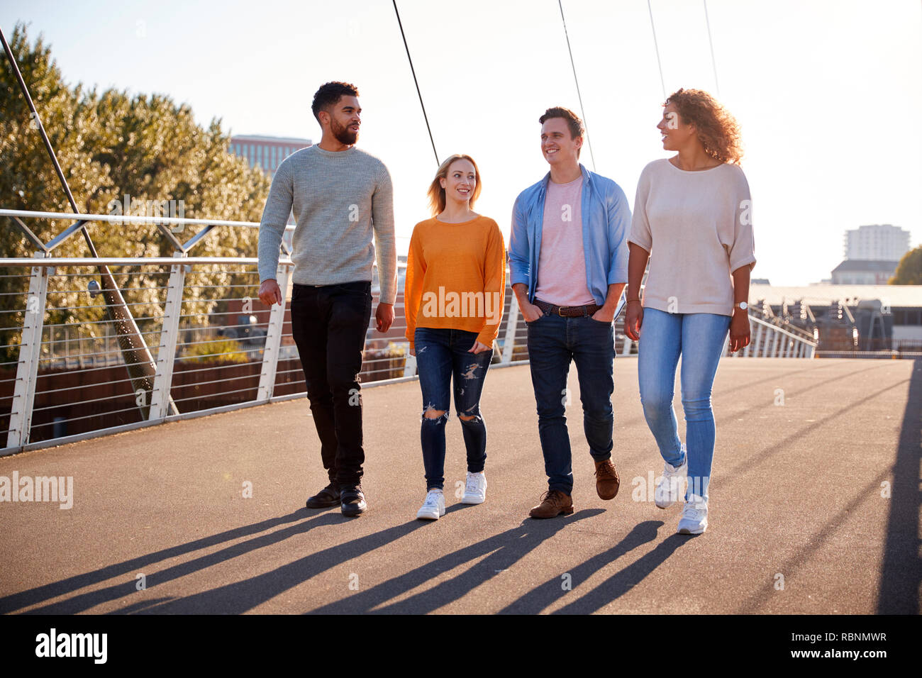 Groupe de jeunes amis marchant à l'échelle de la ville et pont Banque D'Images