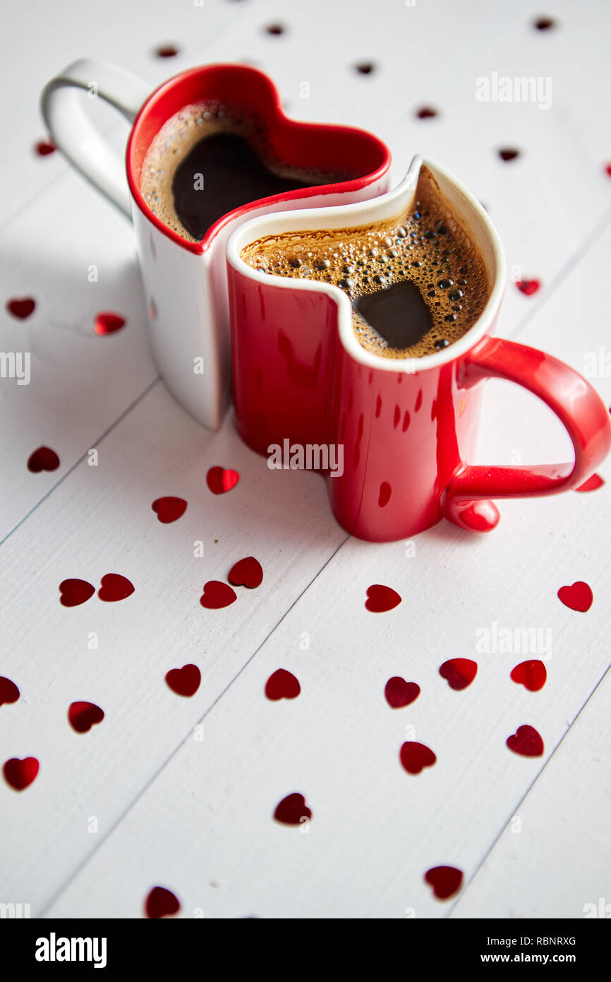 Deux tasses à café en forme de coeur connecté à l'autre Photo Stock - Alamy