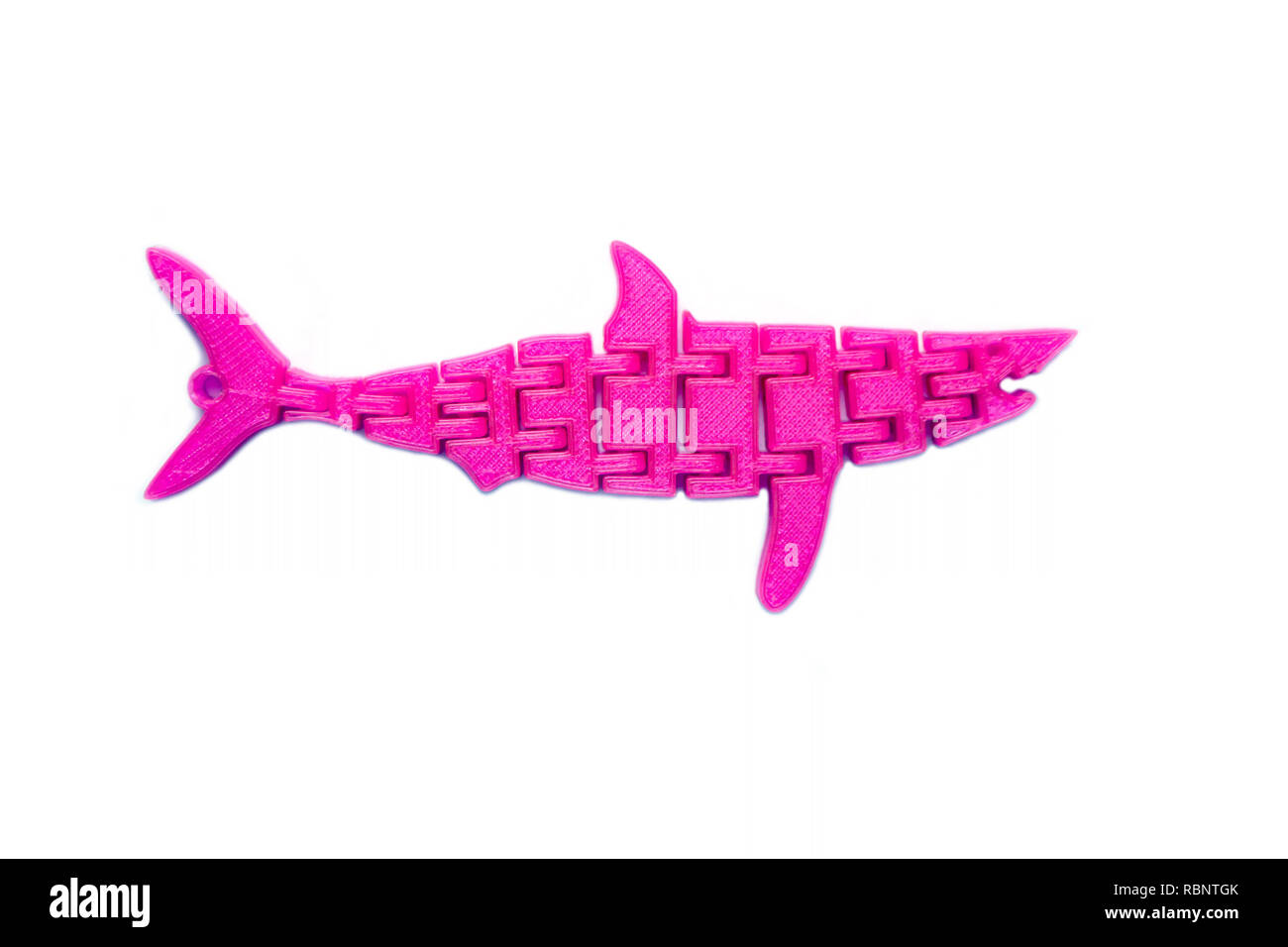 La lumière vive de l'objet rose en forme de poisson toy imprimé sur  imprimante 3d isolé sur fond blanc. Fused deposition modeling, FDM. La  technologie moderne Concept additif progressif pour l'impression 3D