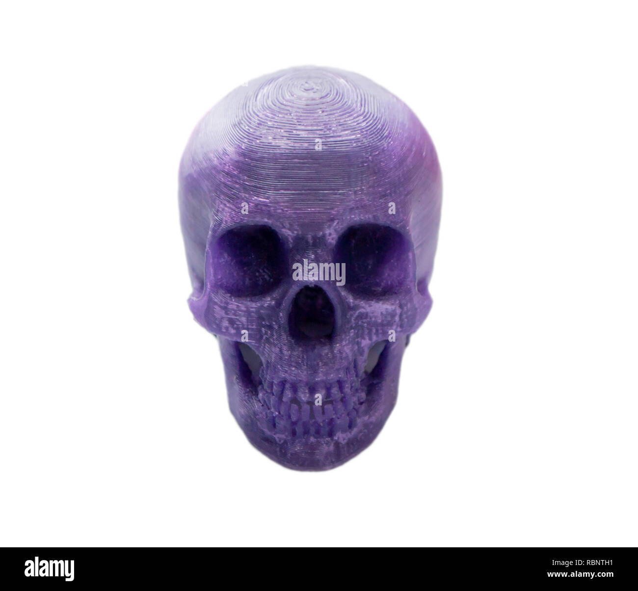 Violet vif objet en forme de crâne humain toy imprimé sur imprimante 3d isolé sur fond blanc. Fused deposition modeling, FDM. Progressif moderne Concept technologie d'additif pour l'impression 3D Banque D'Images