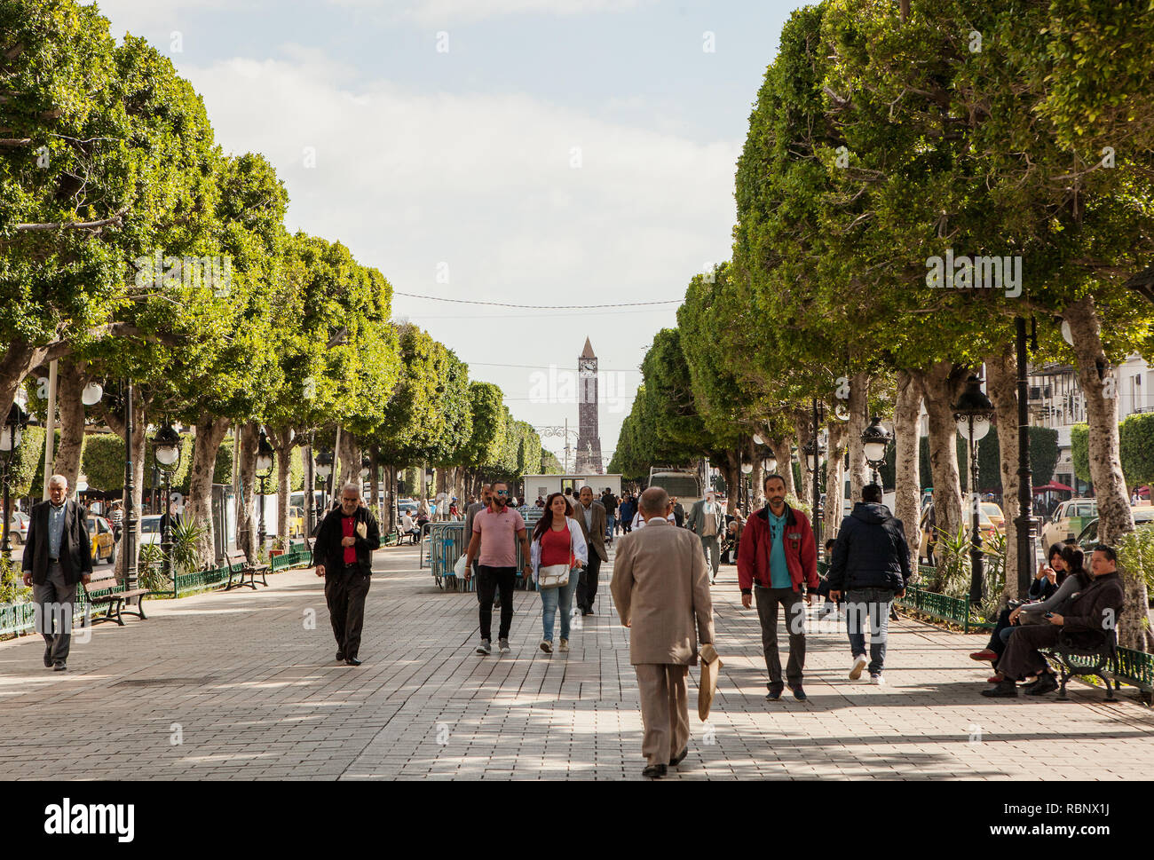 Les gens marchent le long de l'avenue Habib Bourguiba. À la fin, vous pouvez voir la tour de l'horloge. Banque D'Images