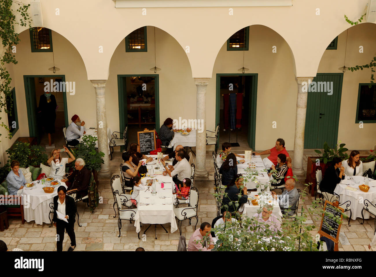 Au milieu de la Médina de Tunis, il y a un restaurant Fondouk el Attarine pacifiques ont été les gens sont en train de déjeuner Banque D'Images