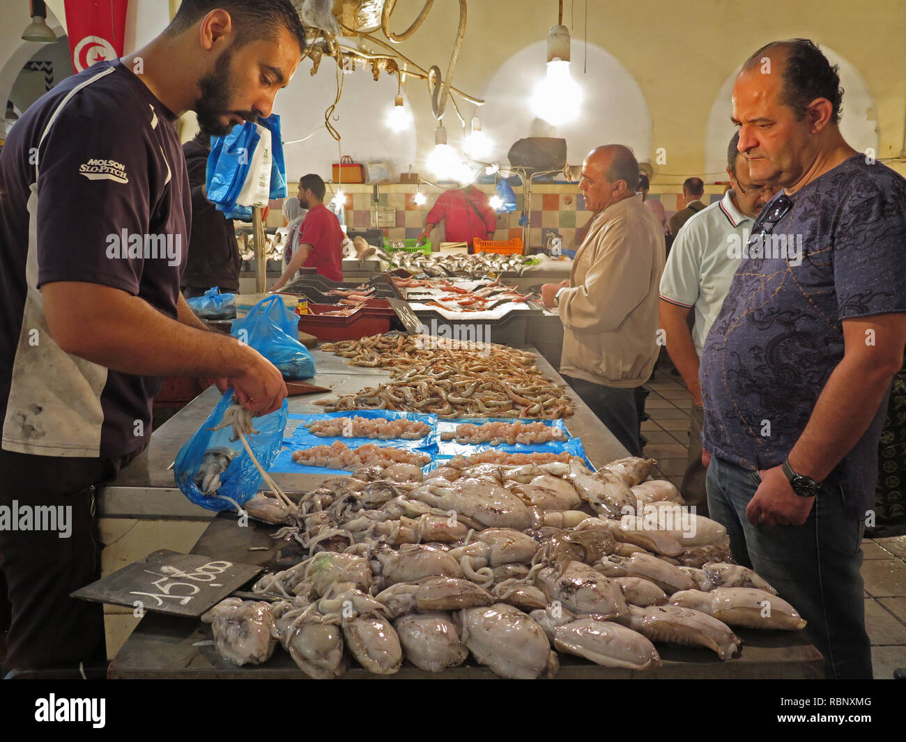 Le poisson est vendu sur le marché du poisson dans la nouvelle partie de Tunis, près de l'avenue Habib Bourguiba. Spécialités de fruits de mer comme les calmars et les crevettes. Banque D'Images