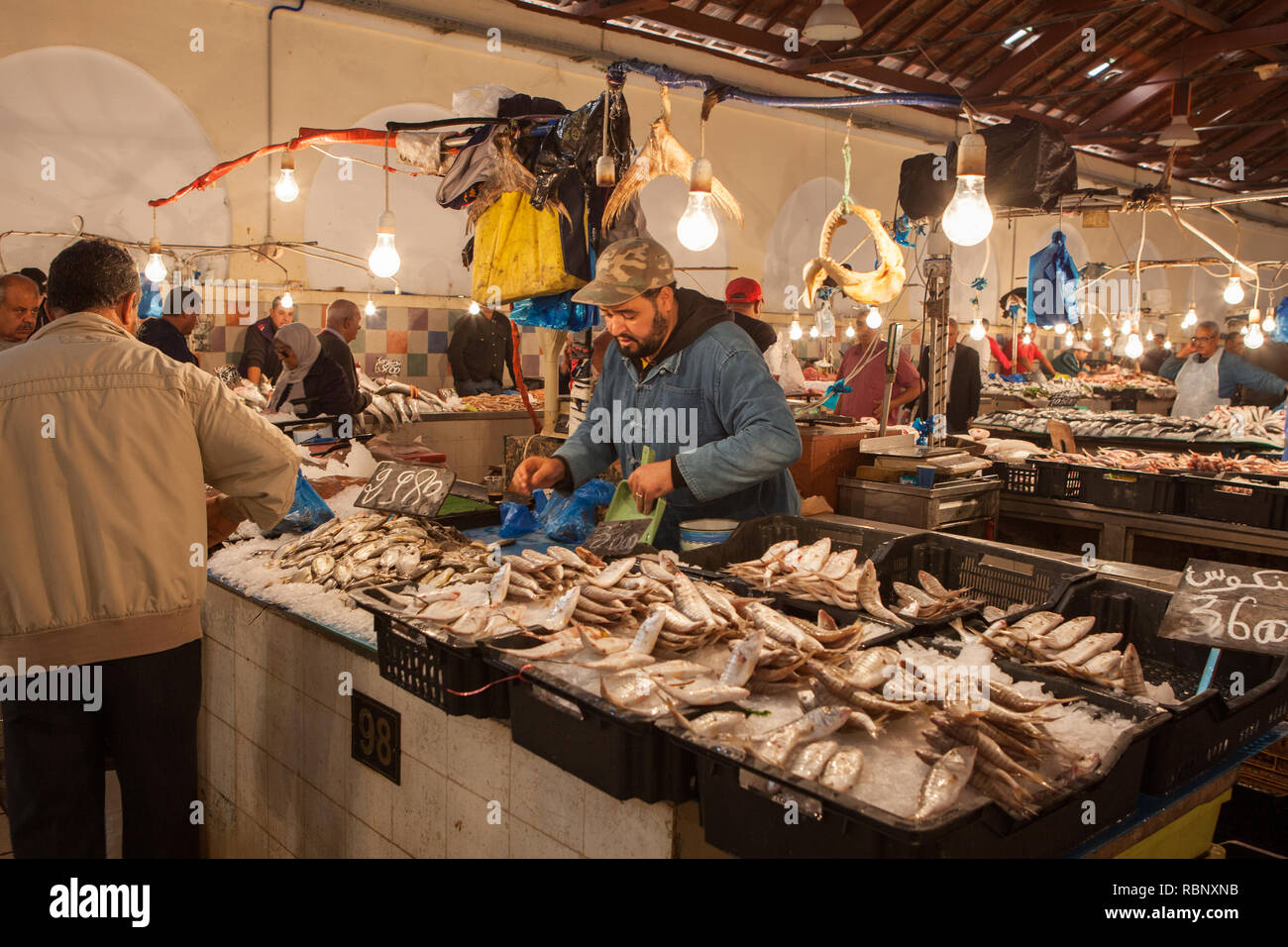 Le poisson est vendu sur le marché du poisson dans la nouvelle partie de Tunis, près de l'avenue Habib Bourguiba. Le vendeur emballe le client. Banque D'Images