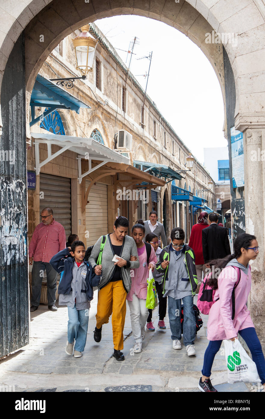 Les gens walkin dans l'allée dans la Médina de Tunis Banque D'Images