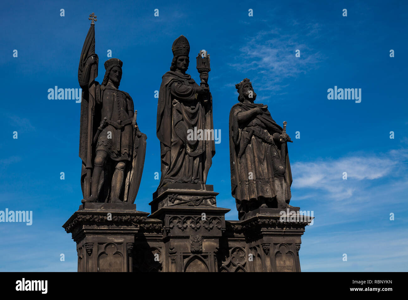 Statue antique de Saints Norbert de Xanten, Venceslas et Sigismond sur le gothique médiévale le Pont Charles à Prague construit au 15e siècle Banque D'Images