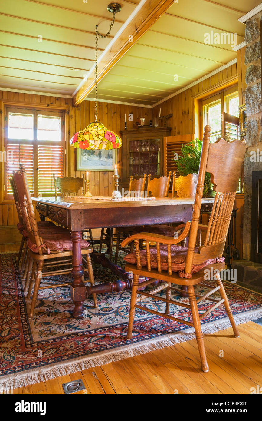 Table à manger en bois d''époque avec la Tchécoslovaquie fait en bois de style Americana précoce à haut dossier chaises à l'intérieur d'une ancienne maison de style Canadiana circa 1850 Banque D'Images