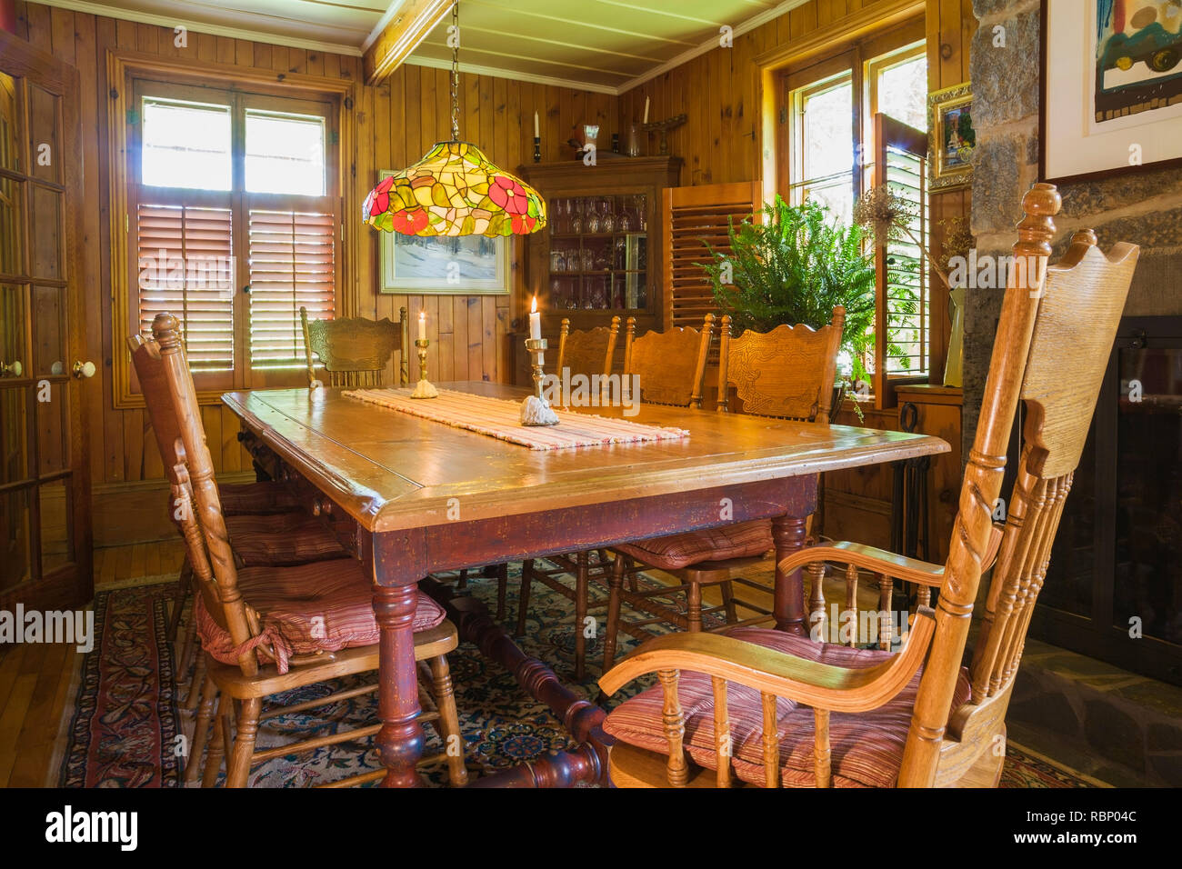 Table à manger en bois d''époque avec la Tchécoslovaquie fait en bois de style Americana précoce à haut dossier chaises à l'intérieur d'une ancienne maison de style Canadiana circa 1850 Banque D'Images