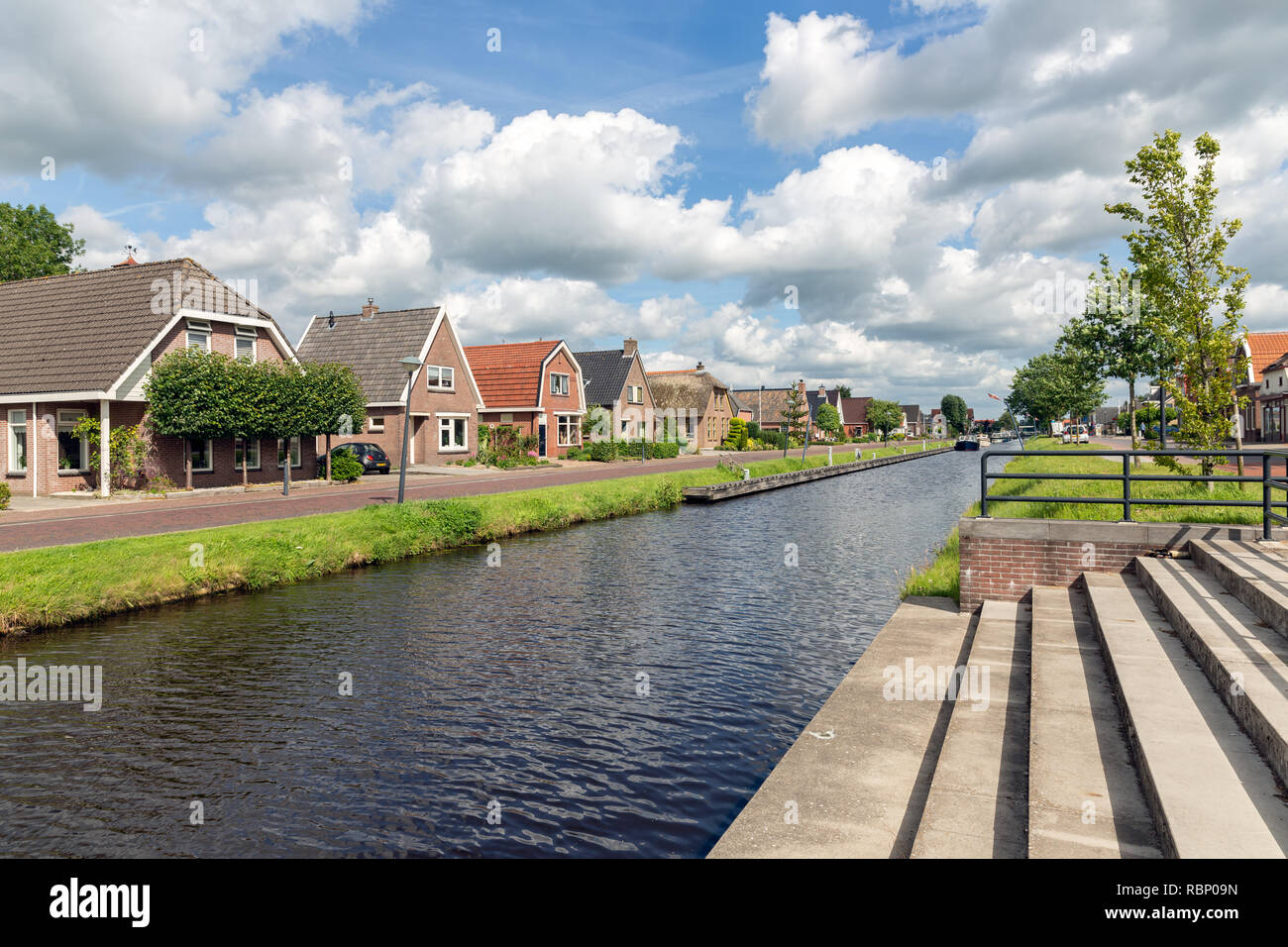 Dutch village Orthez en Frise de maisons le long d'un canal Banque D'Images