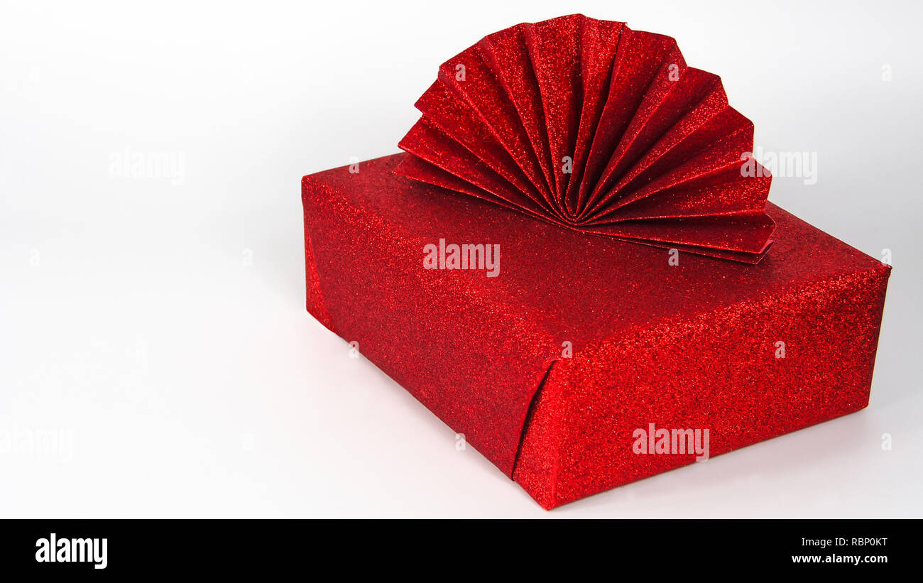 Belles paillettes rouges avec l'emballage cadeau papier d'emballage plissé  Photo Stock - Alamy