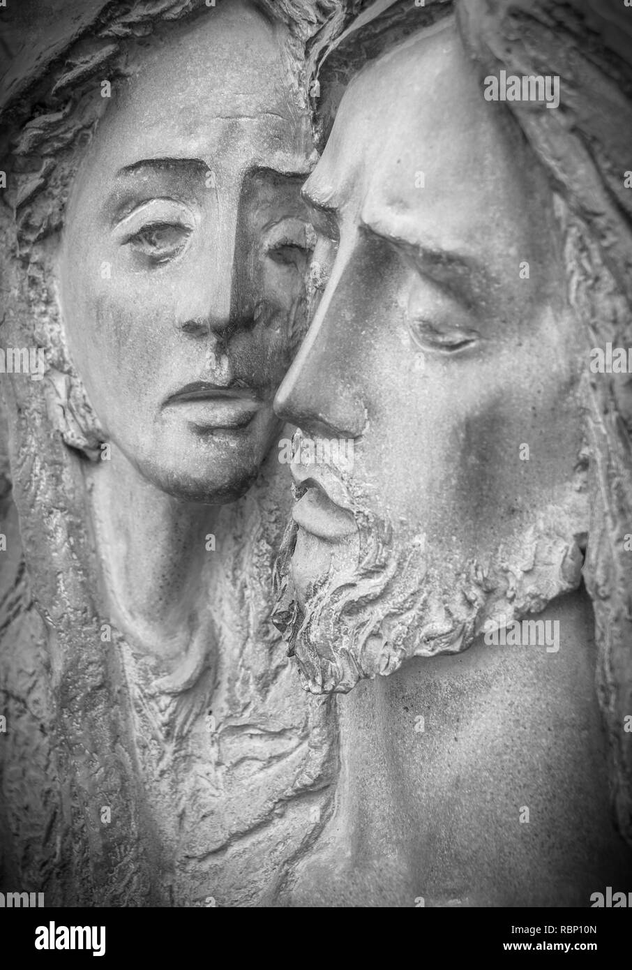 Ancienne statue de la Vierge Marie avec Jésus Christ. Banque D'Images
