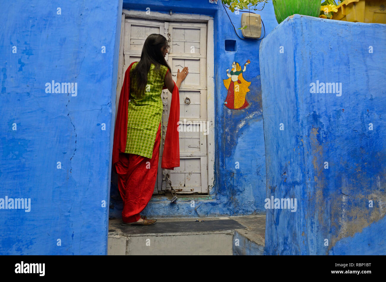 Claquement de porte femme blue house, Jodhpur, Rajasthan, Inde, Asie Photo  Stock - Alamy