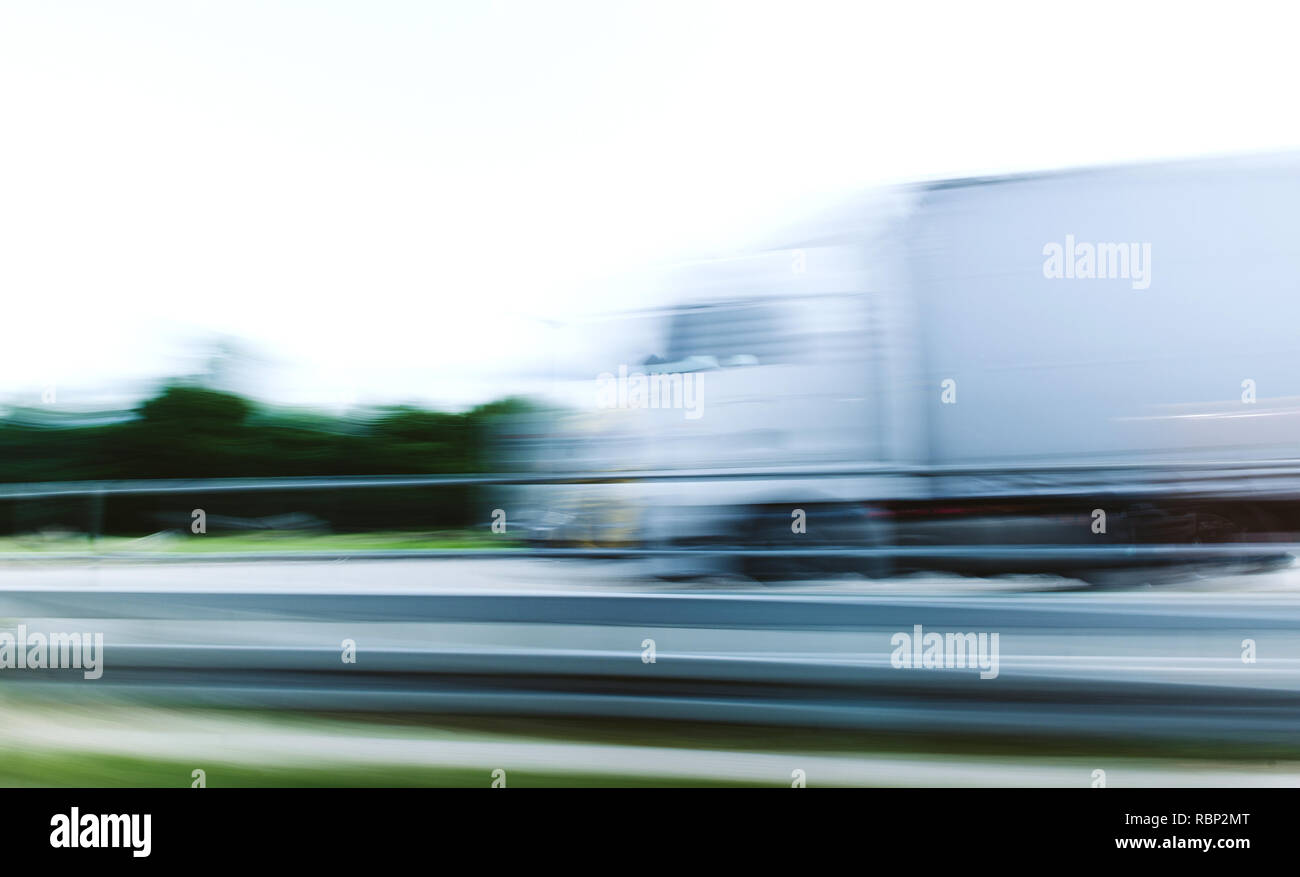 In motion silhouette de camion blanc électrique sur l'autoroute l'autoroute en Allemagne Banque D'Images