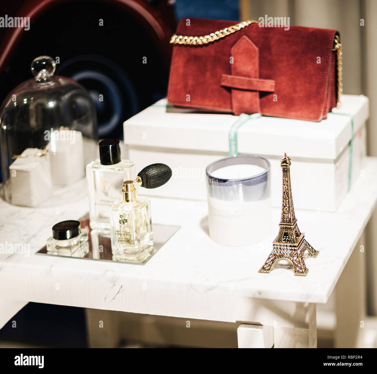 STRASBOURG, FRANCE - DEC 23, 2016 : La mode du parfum de luxe, sac à main, bougie, Eiffel Tower silhouette dans le Fashion Store à Paris Banque D'Images
