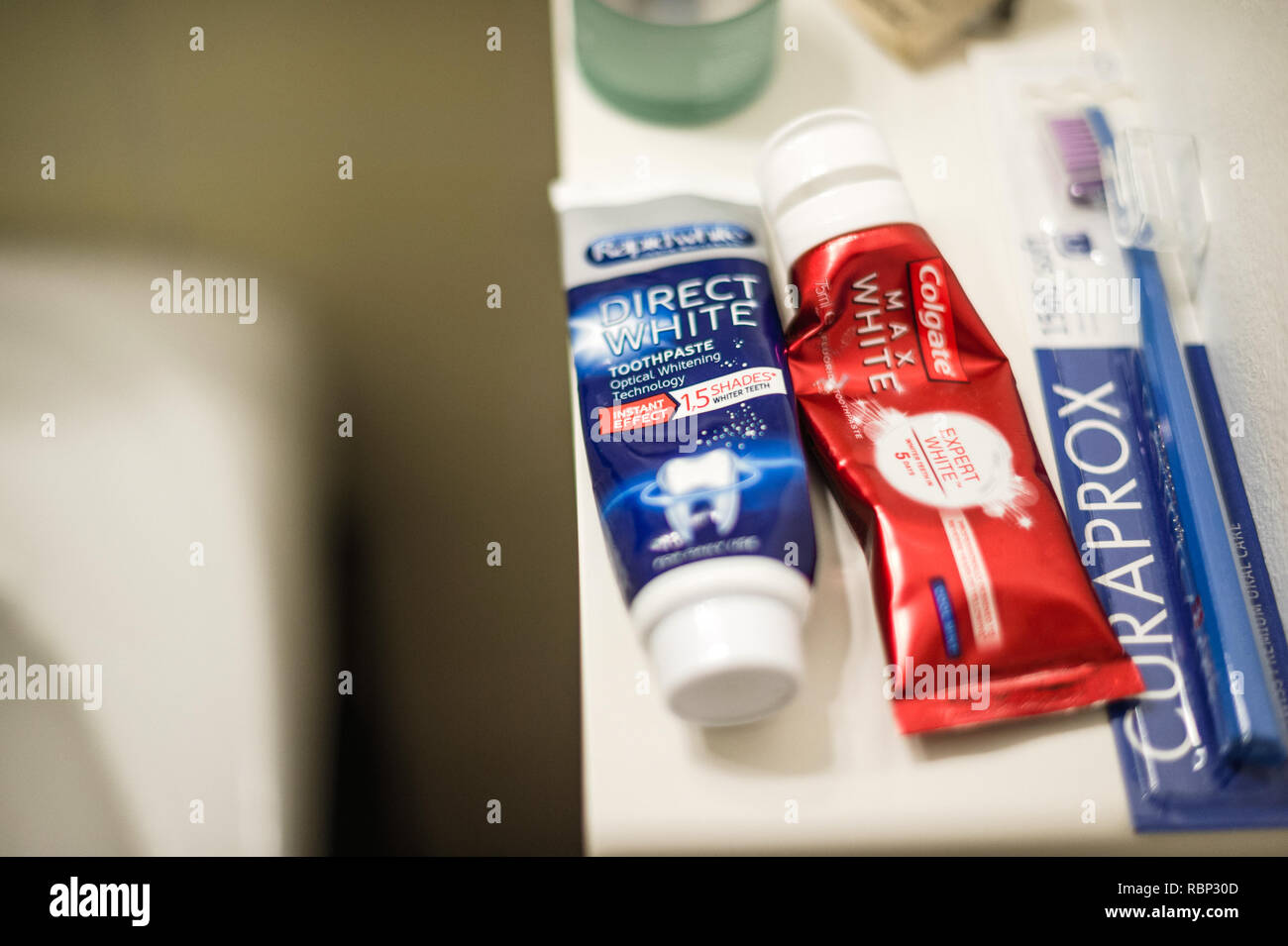 PARIS, FRANCE - DEC 23, 2016 : Hotel salle de bains avec brosse à dents et du dentifrice et crème Banque D'Images