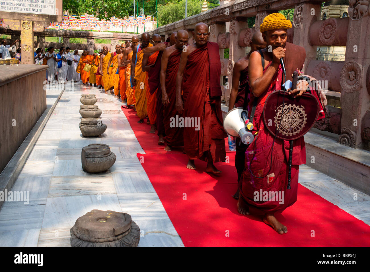 Les moines bouddhistes offrir des prières à Bodh-gaya temple sur Buddha Purnima. Banque D'Images