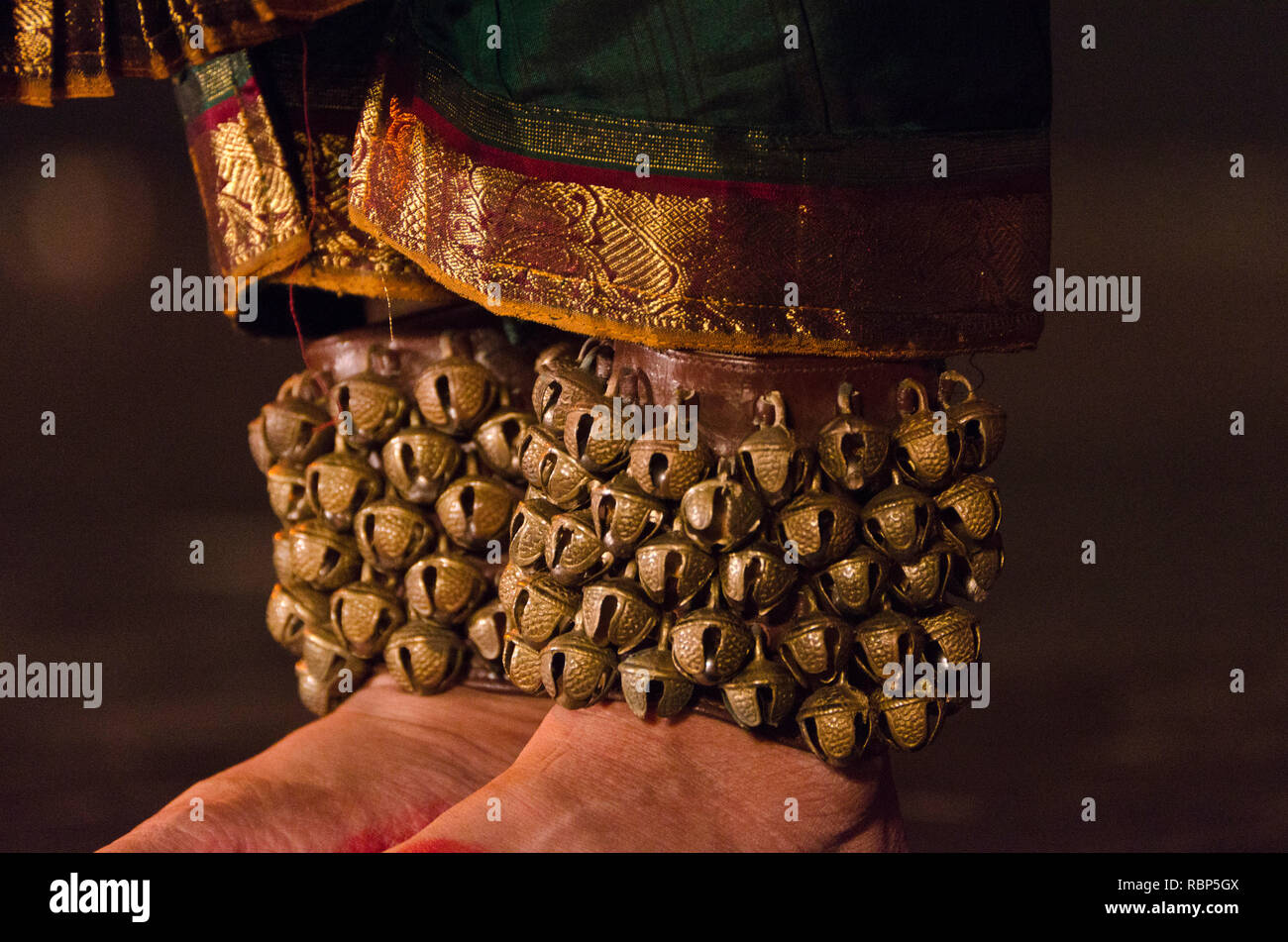 Cloches sur la cheville en laiton pieds danseur, Mumbai, Maharashtra, Inde, Asie Banque D'Images