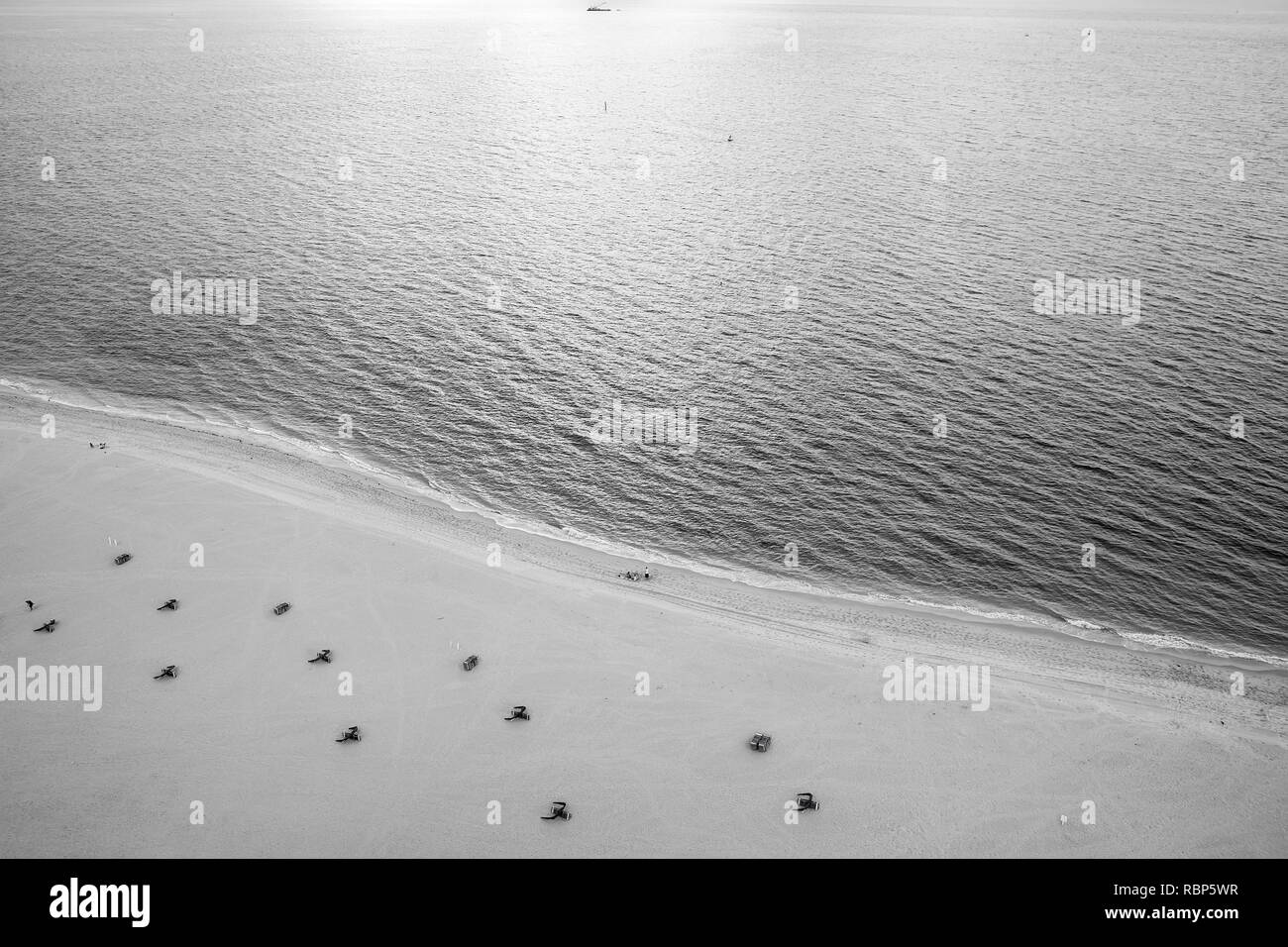 Mer Plage, Vue aérienne. Plage de sable et d'eau de mer bleu vu du dessus. Concept de vacances d'été. Wanderlust, voyage, voyage. Aventure, découverte, voyage Banque D'Images