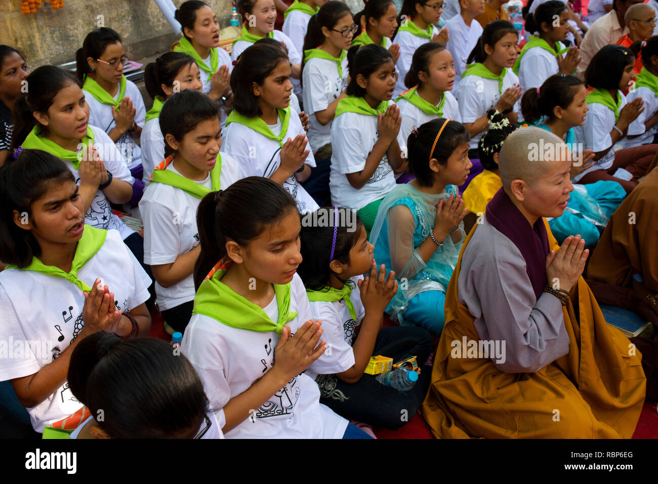 Les enfants de l'école Offrir la prière avec un moine bouddhiste à Bodh-gaya temple sur Buddha Purnima. Banque D'Images