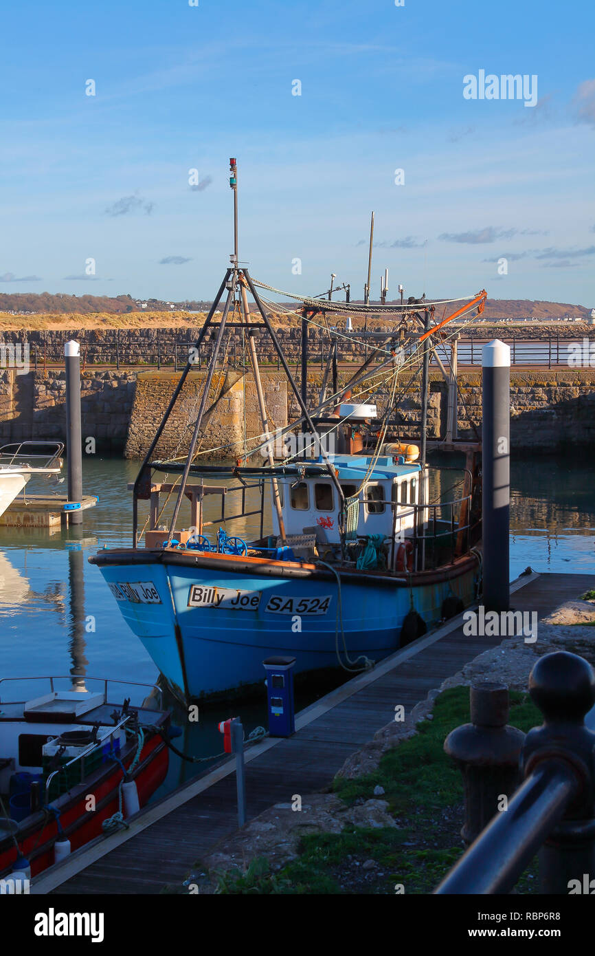 Le Billy Joe bateau de pêche amarré dans la sphère de sécurité "à Porthcawl' juste à côté de la ville et un restaurant sous le soleil d'hivers 24. Banque D'Images