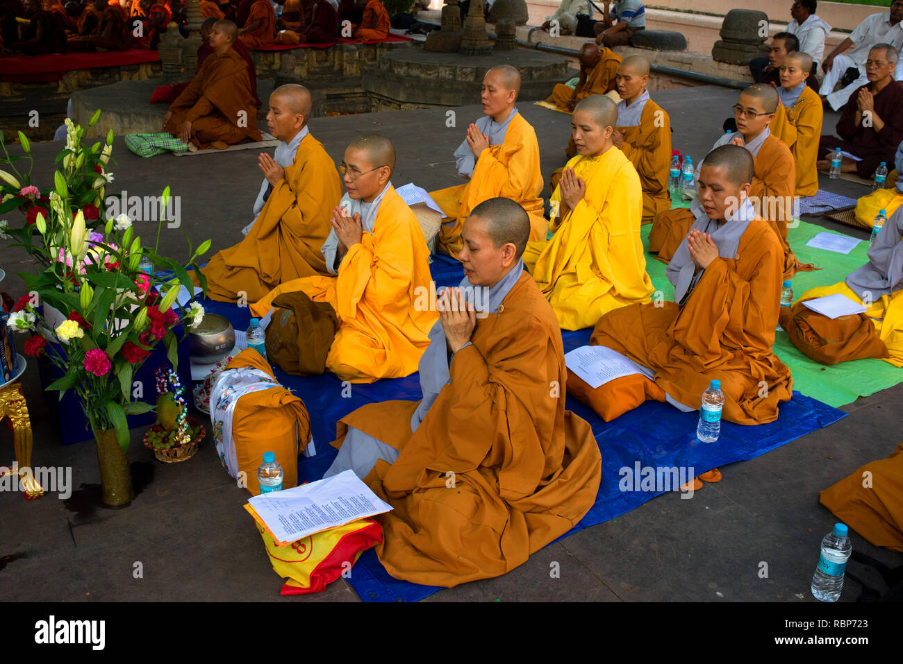 Les moines bouddhistes offrent la prière à Bodh-gaya sur Buddha Purnima célébrations. Banque D'Images