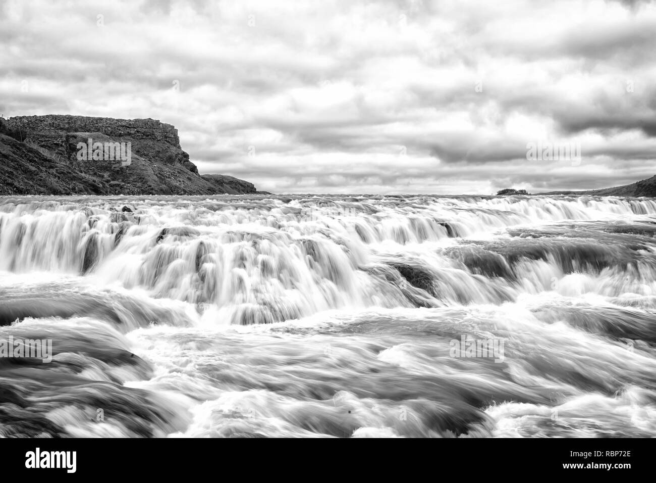 River rapids à Reykjavik, Islande. Le débit des cours d'eau. L'eau tombe sur le ciel nuageux. La vitesse et la turbulence. La nature sauvage du paysage. Mayotte Vacances. Banque D'Images