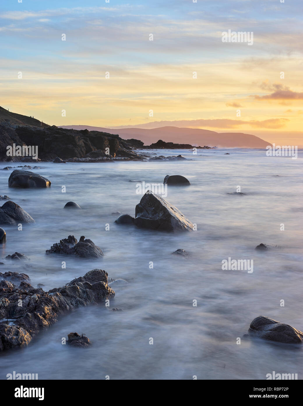 Vue vers le Mull of Kintyre au coucher du soleil, de l'orifice Corbert, près de la plage, Bellochantuy Kintyre, Argyll and Bute, Ecosse Banque D'Images