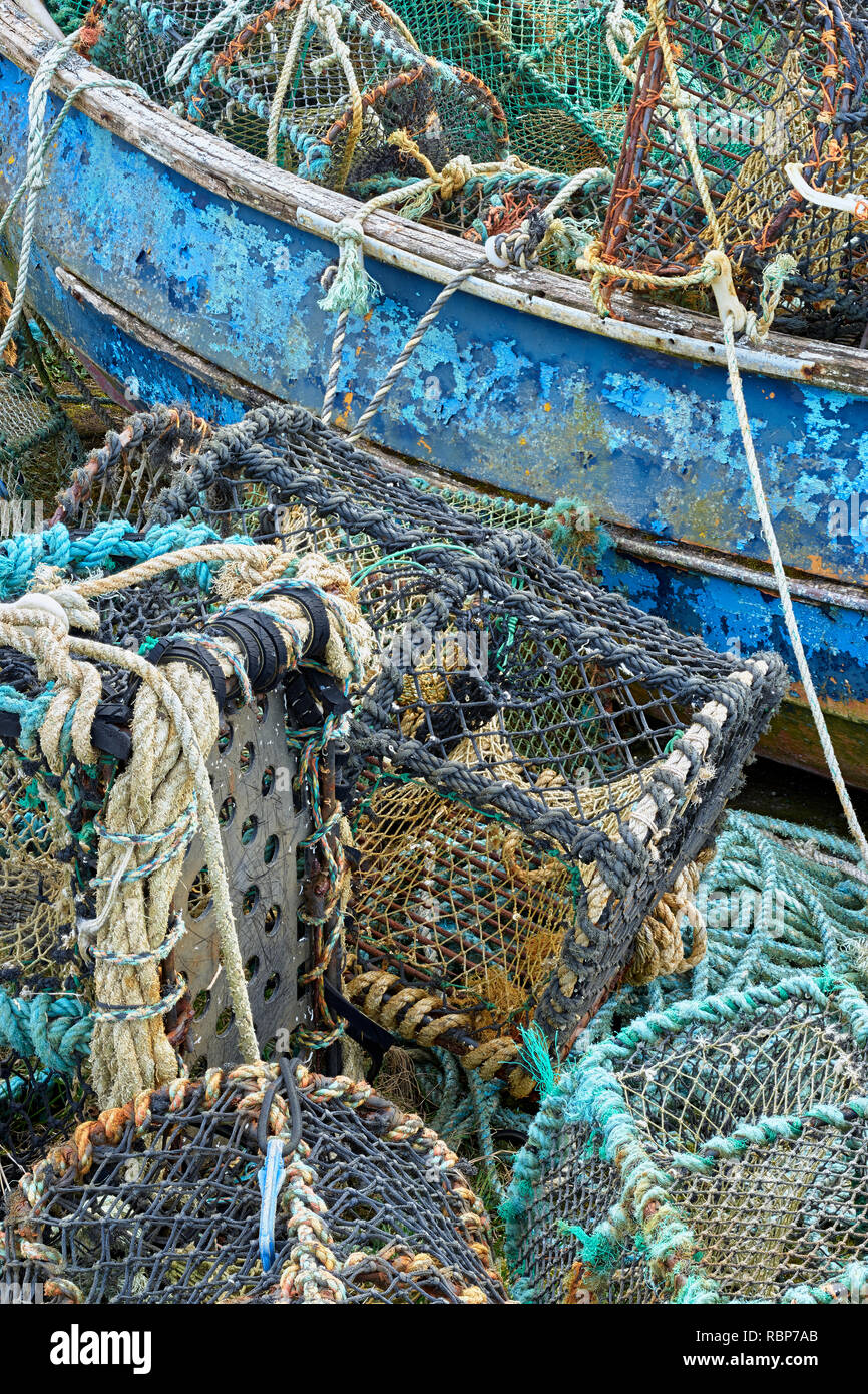 Ancien bateau de pêche, des filets et des casiers à homard. Sgeir Lang Slipway, Trotternish, Ile de Skye, Ecosse, Highland Banque D'Images