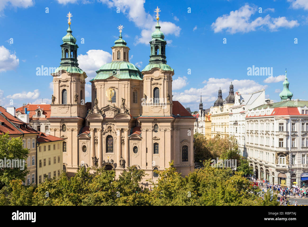 L'église St Nicolas de Prague sur la place de la vieille ville Staroměstské náměstí Prague République Tchèque Europe Banque D'Images